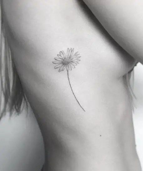 Small Daisy Tattoo, Small Rib Tattoos, Daisy Tattoo, Small Flower Tattoos, Sunflower Tattoos, Simple Tattoo Designs, Side Tattoos, Tattoo Feminina, Rib Tattoo