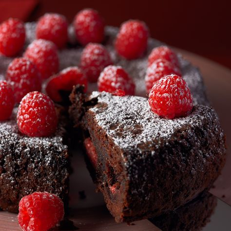 Découvrez la recette fondant au chocolat et aux framboises sur Cuisine-actuelle.fr. Fudgy Cake, Cocoa Brownies, Blueberry Chocolate, Brownie Desserts, Flourless Chocolate Cakes, Flourless Chocolate, Fudgy Brownies, Eat Smarter, Decadent Desserts