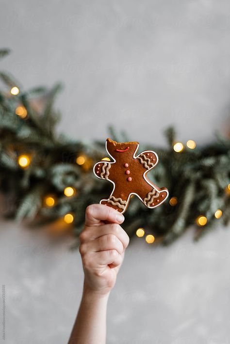 Icing For Gingerbread Cookies, Cute Gingerbread Man, 10 December, Gingerbread Man Cookies, Cookie Icing, Christmas Photoshoot, Blurred Background, Gingerbread Man, Bitter