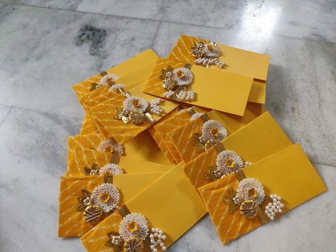 Invitation Envelope Ideas, Wedding Money Envelopes, Paper Crafts Diy Origami, Diwali Items, Fancy Wedding Invitations, Coconut Decoration, Shagun Envelopes, Envelope Tutorial, Indian Wedding Gifts