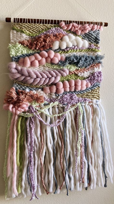 Small Woven Wall Hanging, Tapestry Weaving Ideas Projects, Wall Weaving Hanging, Tapestry Weaving Ideas, Weaving Projects Ideas, Woven Wall Hanging Tutorial, Textured Weaving, Woven Wall Hanging Diy, Weave Tapestry