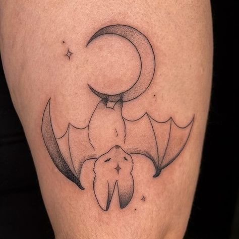 Marta | PORTUGAL Bookings Closed ✨ | Moon bat 🌙🦇✨ Straight from my spooky flashes for Jo! I’ve been wanting to tattoo this flash for so long, thank you for adopting him… | Instagram Cute Bat Tattoos, Cute Bat Tattoo Ideas, Simple Bat Tattoo, Cute Bat Tattoo, Moon Outline, Fox Bat, Whimsical Tattoos, Punch Embroidery, Grunge Tattoo