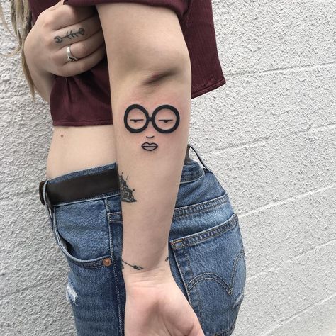 2,504 Likes, 71 Comments - @yeahdope on Instagram: “Daria. For Juliette” Symbol Tattoos With Meaning, Tattoos For Dad Memorial, Los 90s, Arm Tats, Finger Tattoo For Women, Tattoos With Kids Names, Tom Y Jerry, Sweet Tattoos, 90s Girl