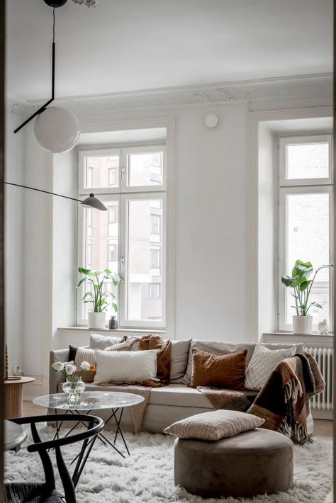 Taupe Couch, Scandi Living, Beautiful Bookshelf, Cream Living Rooms, Coco Lapine Design, Wall Decoration Ideas, Beige Living Rooms, White Carpet, Beige Sofa