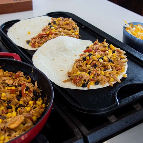 Recipes With Black Beans And Corn, Black Beans And Corn Recipe, Black Bean Quesadilla Recipes, Healthy Quesadilla Recipe, Mexican Quesadilla, Corn Mexican, Black Bean Quesadilla, Quesadilla Recipes Easy, Black Beans And Corn