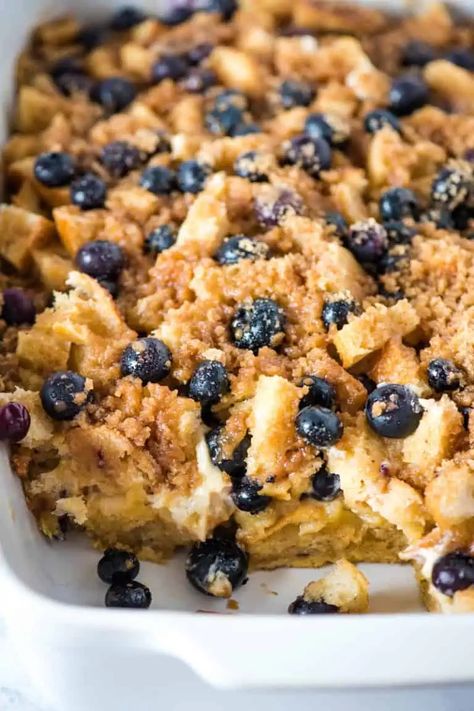 Bake a blueberry French toast casserole with cream cheese and a cinnamon streusel topping. Quick and easy overnight breakfast recipe that tastes so amazing! Blueberries Breakfast, Casserole With Cream Cheese, Sweet Breakfast Casserole, French Toast Brunch, Blueberry French Toast Bake, Overnight Breakfast Recipes, Blueberry French Toast Casserole, Stuffed French Toast Cream Cheese, Overnight Breakfast