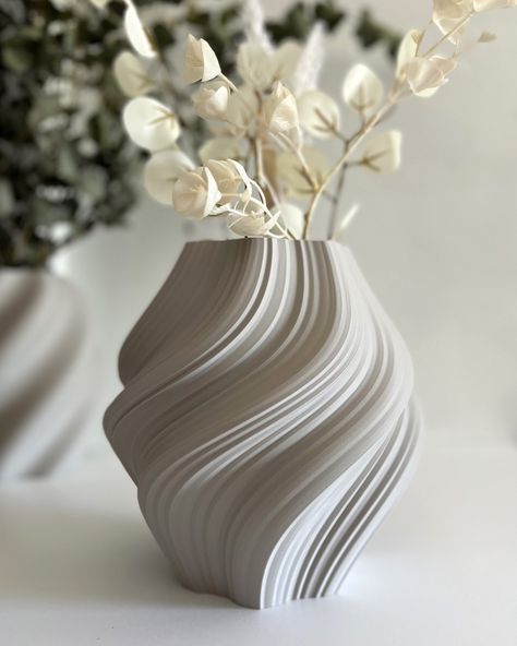 M U N I L L E N O vase . . . beautiful swirls adding a sophisticated touch to any space #vases #homedecor #housedecor #nordicdesign #nordicvase #3dprinted #3ddesigner #designer #sustainabledesign #housedesign Cool Pottery Ideas Modern, Ceramic Ideas Aesthetic, Slab Built Vase, Pottery Inspo Aesthetic, Class Vase, Ceramics Coil, Cool Vases, Pottery Vase Ideas, Clay Flower Vase