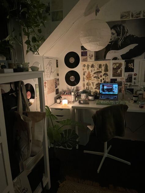 Room Inspo Grunge Dark, Grunge Style Room Bedroom Ideas, Grudge Aesthetics Rooms, Grunge Room Furniture, My Room Decoration, Tomboy Room Aesthetic, Grunge Desk Setup, In My Room Aesthetic, Music Grunge Room