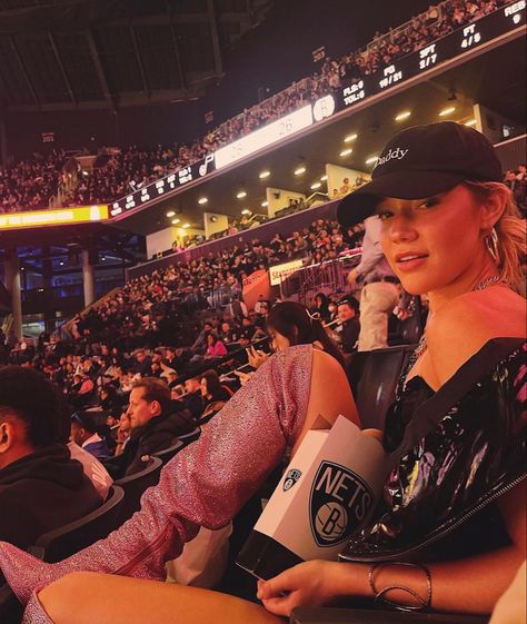 Nba Game Instagram Pictures, Nba Game Picture Ideas, Nba Game Photo Ideas, Nba Girlfriend Aesthetic, Nba Wag Aesthetic, Nba Wife Aesthetic Outfits, Basketball Game Pictures, Nba Girlfriend, Courtside Outfit Basketball