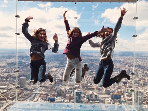 Jumping for joy at the Willis/Sears Tower Skydeck Chicago Pictures Poses, Jump From Building, Empire State Building Picture Ideas, Nyc Edge, Dubai Poses, Sitting On Skyscraper, Time Square New York Pictures Ideas, The Edge New York, Skydeck Chicago Pictures