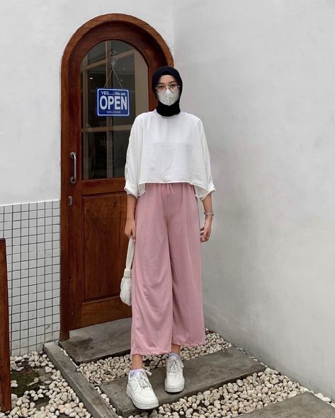 Ootd Kulot Pink, Ootd Crop Top Hijab, Celana Pink, Outfit Kulot, Pink Jeans Outfit, Ootd Kulot, Outfit Hijab Simple, Outfit Ideas Muslim, Hoods (hat)