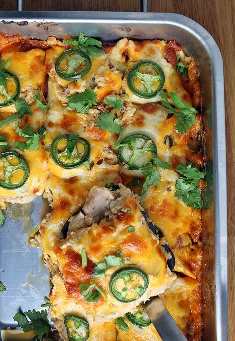 Delicious & Easy Buffalo Chicken Jalapeno Popper Casserole | Shared via www.ruled.me/ #keto #ketodinner #ketocasserole #ketorecipes #casseroles #chicken #buffalochicken #ketomeals Chicken Jalapeno Popper Casserole, Jalapeno Popper Casserole, Chicken Jalapeno Popper, Popper Casserole, Chicken Jalapeno, Easy Buffalo Chicken, Jalapeno Chicken, Low Carb Casseroles, Jalapeno Popper