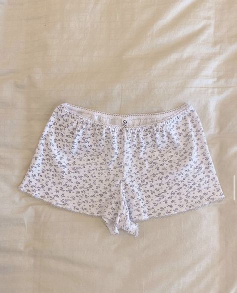 Pajama Shorts Aesthetic, Aesthetic Pajama, Shorts Aesthetic, Tap Pants, Flowers Aesthetic, Tiny Flowers, Floral Shorts, Pajama Shorts, Ditsy Floral