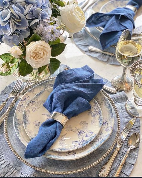 https://www.instagram.com/p/Cd9EKflJHjK/?igshid=MDJmNzVkMjY= Have A Good Monday, Blue And White Table Setting, Blue Combination, Dining Etiquette, Table Decorating, Good Monday, Blue White Decor, Blue Cottage, Dinner Table Decor