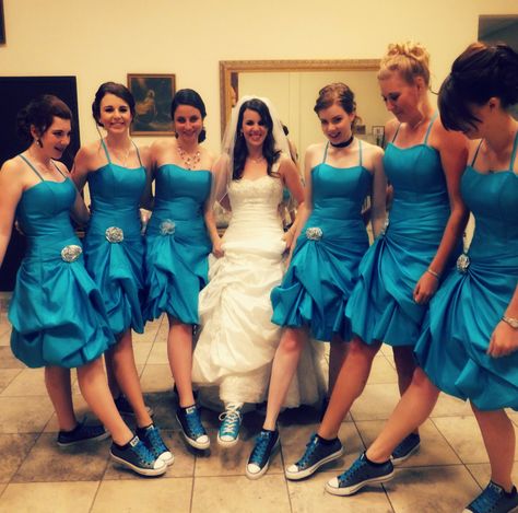 Change into converse for the reception! Dance the night away(: Converse For Wedding Bridesmaids, Converse Wedding Party, Bridesmaids In Converse, Converse With Wedding Date, Wedding Converse Bridesmaids, Reception Dance, Sisters Wedding, Sister Wedding, Photo Idea