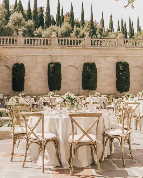 Greystone Mansion Wedding, Cheap Wedding Table Centerpieces, Beverly Hills Wedding, Greystone Mansion, Colorful Wedding Cakes, Beach Wedding Decorations Reception, Gold Centerpieces, Unique Wedding Flowers, Flower Centerpieces Wedding