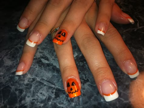 Halloween nail fun on pink and white acrylic by Michelle Cordes Halloween Nails Tips, Halloween French Nails, Nails 2000s, Better Nails, Easy Halloween Nails Design, Pink French Nails, Halloween Nails Easy, Body Details, Temple City