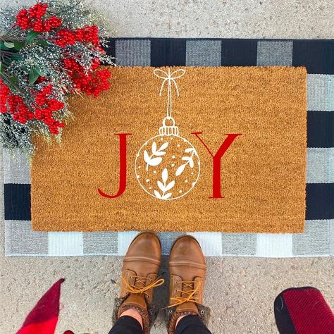 Christmas Door Signs, Holiday Doormat, Doormat Christmas, Holiday Entryway, Christmas Doormats, Outside Door Mats, Door Mat Diy, Fall Decor Diy Crafts, Christmas Doormat