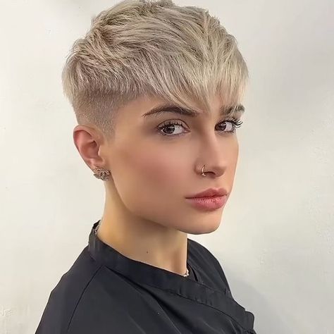 Photo Instagram de @short_hair_beauty_ • 18 mai 2022, 12:36 Pretty Short Haircuts, Blonde Hair Fade, Short Hair Mohawk, Short Haircuts Ideas, Short Punk Hair, Drop Fade Haircut, Aj Mclean, Short Curly Hairstyles For Women, Drop Fade