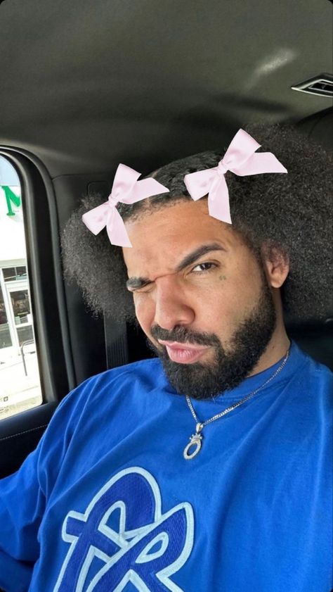 Drake Drake Cute Photos, Sus Drake Pics, Drake Cringe Photos, Drake With A Bow, Drake Hello Kitty Pfp, Funny Drake Pictures, Drake Pfp Zesty, Drake Hello Kitty, Drake Coquette