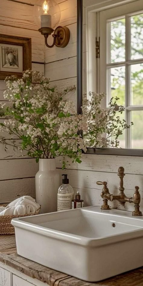 Cottage Core Bathroom, Country Cottage Bathroom, Farmhouse Bathroom Accessories, Casa Country, Cottage Bathroom, Casa Vintage, Rustic Bathrooms, French Country Cottage, Farmhouse Style Decorating