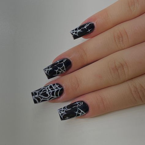 Short Acrylic Nails Spider Web, Black Nails Inspiration Square, Nail Art Spiderweb, Black Nail Spiderweb, Black And White Spiderweb Nails, Black Nails With White Spider Web, Short Spiderweb Nails, Spooky Nails Square, Spiderweb Heart Nails