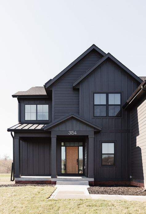 Black Farmhouse Exterior, Construction Painting, Fasad Design, Gray House Exterior, Black Houses, Dark House, Extra Work, Paint Sheen, Grey Houses