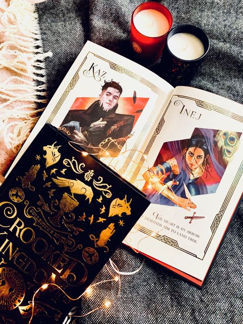 Six Of Crows Mini Book Cover, Six Of Crows Collectors Edition Art, Shadow And Bone Aesthetic Book, Six Of Crows Book Cover Aesthetic, Six Of Crows Collectors Edition, Shadow And Bone Collectors Edition, Crooked Kingdom, Leigh Bardugo, Favorite Novels