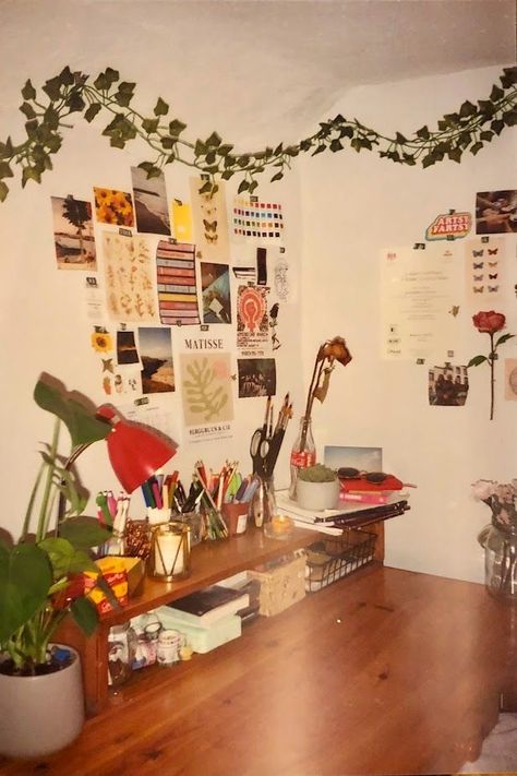 Small Room Decor Ideas Bedroom, Artsy Dorm Room, Artsy Desk, Cute Aesthetic Room Decor, Small Room Decor Ideas, Cute Aesthetic Room, Artsy Bedroom, Vibes Poster, Dorm Design