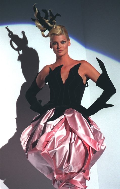 Thierry Mugler Fall/Winter 1995-1996 Mugler 1995, Thierry Mugler 80s, Thierry Mugler Angel, 1990s Fashion, Linda Evangelista, Thierry Mugler, Top Models, Couture Runway, Black And Pink