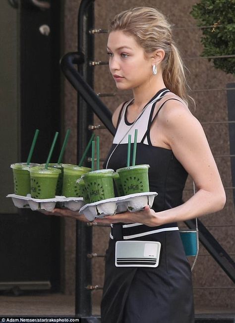 Double-hander: Gigi Hadid expertly balanced two cardboard trays loaded with plastic lidded cups of green juice while on some outdoor steps in New York City on Sunday Green Smoothie Girl, 5am Club, Estilo Kylie Jenner, Vogue Beauty, Green Smoothies, Healthy Girl, Healthy Lifestyle Inspiration, Green Juice, Green Smoothie