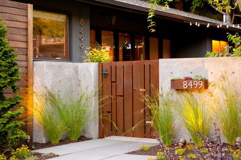 Fab front yards that have curb appeal cornered. From the experts at HGTV.com. Mid Century Courtyard, Midcentury Modern Landscaping, Midcentury Patio, Tor Design, Wooden Outdoor Furniture, Modern Courtyard, Modern Entry, Front Courtyard, Steel Gate