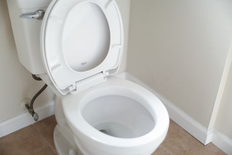 Hadden we dit maar eerder geweten! Het schoonmaken van het toilet is natuurlijk niet ons favoriete klusje. Toch moet het wel gebeuren en kan je dit beter niet uitstellen! Wist jij dat het toilet vaak een van de meest vieze plekken in ons huis is? Zo zitten er vaak duizenden schimmels en bacteriën i Homemade Toilet Cleaner Recipe, Tiny House Toilet, Smelly Bathroom, Sink Drain Cleaner, Toilet Drain, Homemade Toilet Cleaner, Urine Stains, Small Toilet, New Toilet