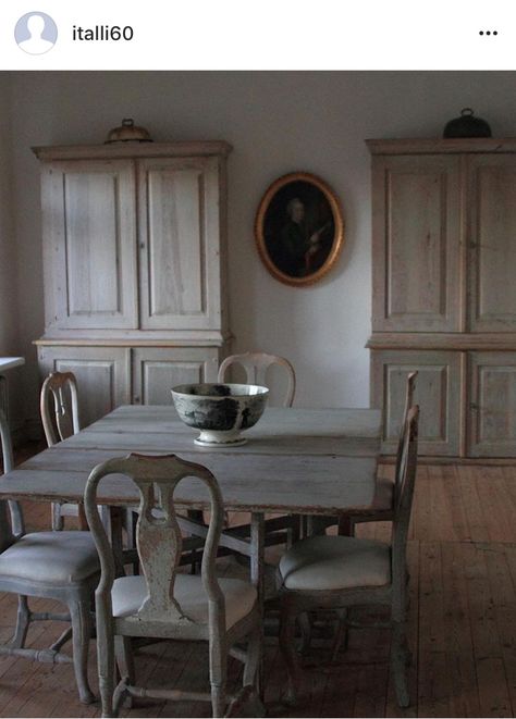 Painted Swedish armoires and table—dusty blue-whites. Norwegian Kitchen, Gustavian Decor, Gustavian Interiors, Swedish Gustavian Style, Swedish Interiors, Gustavian Furniture, Vibeke Design, Swedish Furniture, Gustavian Style