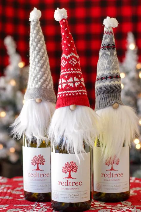 DIY Gnome Bottle Toppers Gnome Wine Topper Diy, Wine Bottle Toppers Christmas, Yarn Nome, Gnome Christmas Stockings Diy, Gnome Crafts Diy, Christmas Gnomes Diy How To Make, Wine Bottle Toppers Diy, Diy Gnome, Toppers Diy