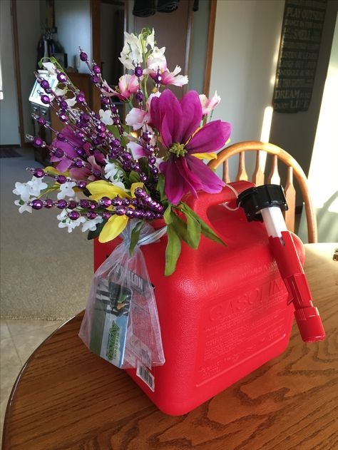 Creative way to give 16 year old a gas card. Gas Card Gift Basket, 16 Year Birthday Gifts, Reverse Raffle, 16 Birthday Presents, Gas Card, Sweet 16 Birthday Gifts, Unique Gift Cards, Birthday Surprise Boyfriend, Old A