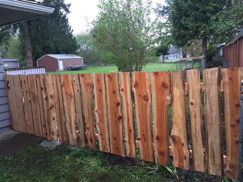 Rustic wood fence Natural Wood Fence Ideas, Rustic Cedar Fence, Rustic Privacy Fence, Rustic Wood Fence Ideas, Garden Ideas With Logs, Fence Modern Design, Rustic Wood Fence, Fence Modern, Design Fence