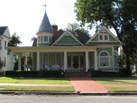 photo Queen Anne Revival, Old Victorian Mansions, Victorian Queen, Johnson House, Victorian Beauty, Welcome To My House, Victorian Mansions, My Old Kentucky Home, Castle House