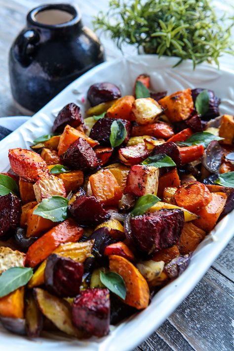 Root Vegetables Recipes, Vegetable Medley, Roasted Root Vegetables, Roasted Vegetable Recipes, Thanksgiving Menu Ideas, Root Vegetable, Veggie Side Dishes, Think Food, Thanksgiving Menu