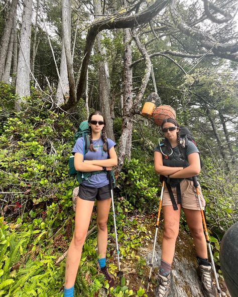 Friends Hiking Aesthetic, Hiking Hacks, Friends Hiking, Hiking Pics, Photography Hiking, Hiking Outfits, Backpack Essentials, Hiking Photography, Hiking Aesthetic