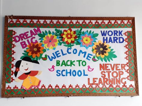 Birthday Board Classroom, Board Classroom, Classroom Charts, School Board Decoration, Flag Crafts, Picture Composition, Back To School Bulletin Boards, Notice Board, Hand Crafts