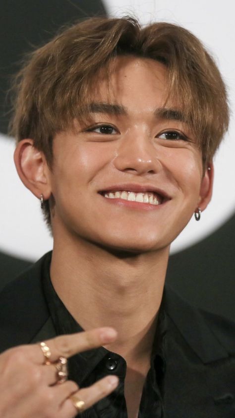 Superm Kpop, Lucas Wong, Lucas Nct, K Drama, Tan Skin, Korean Idol, Korean Men, Beautiful Smile, K Pop Music