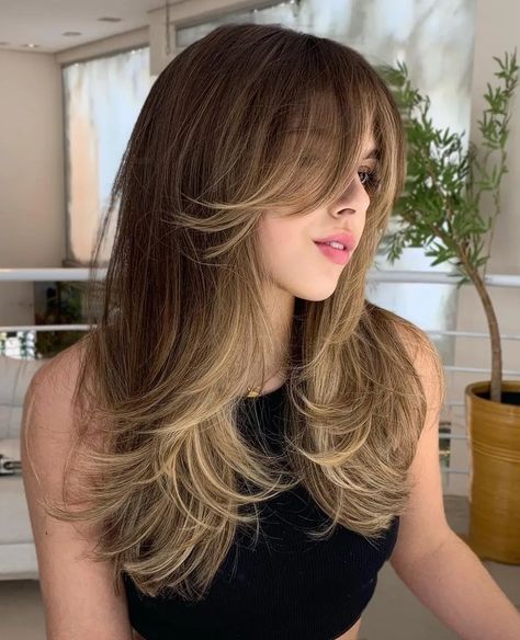 Butterfly Haircut Dark Brown Hair, Large Forehead Hairstyles, Butterfly Hairstyle, Summer Hair Trends, Haircuts For Long Hair With Layers, Chic Hairstyles, Haircuts For Long Hair, Medium Length Hair Cuts, Hair Transformation