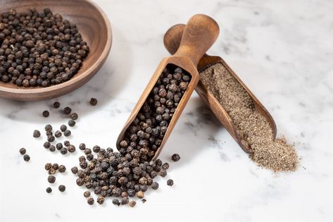 Black pepper seeds and ground peppercorn... | Premium Photo #Freepik #photo Pepper Aesthetic, Roku Gin, Cooking Peppers, Crockpot Stuffed Peppers, Saffron Spice, Stuffed Peppers Healthy, Chili Spices, Allah Calligraphy, Pepper Spice