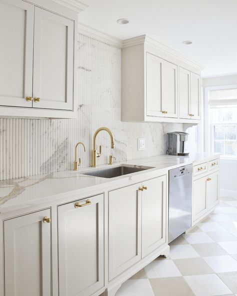 This kitchen transformation features a fluted marble backsplash adding a modern touch. Complete with redesigned sinks, cabinets, and island, the project embodies functionality and style. 📅 2023 📍 Westport 🎨 @claudiaallegrainteriors 🔨 Full renovation. #ODGxMelwoodLane #LivingMadeBetter #InteriorDesign Fluted Kitchen Backsplash, Fluted Backsplash Kitchen, Fluted Backsplash, Farmhouse Kitchen Renovation, Fluted Marble, Chic Farmhouse Kitchen, White Kitchen Cupboards, Modern Country Kitchens, Kitchen 2024