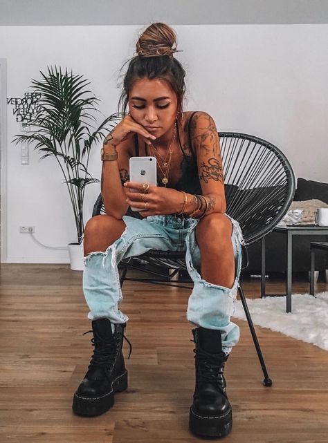 Long Skirt And Band Tee Outfit, Brewfest Outfit Summer, Edgy Date Outfits, Girls With Tattoos Style Outfit, Dr Martens Outfit Spring, Edgy Style Aesthetic, Civilian Outfit, Bekväma Outfits, Look Grunge