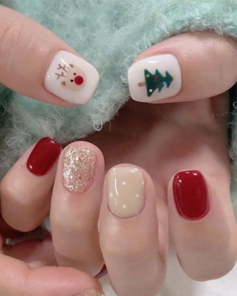 simple Korean Christmas nails: red and gold with cute accents Nail Cristhmas Design Simple, Korean Xmas Nails, Christmas Minamilist Nails, Christmas Nails Korean, Korean Christmas Nails Design, Christmas Nails Tree, Nail Noel Korea, Nail Korean Style Christmas, Korean Christmas Nails