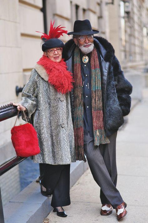 Advanced Style: Older and Wiser by Ari Seth Cohen is a photographic love letter to the life-affirming power of personal style. Advanced Style, Ageless Style, Ageless Beauty, Old People, Aging Gracefully, Fashion Over 50, Mode Inspiration, Style Moderne, Bronzer