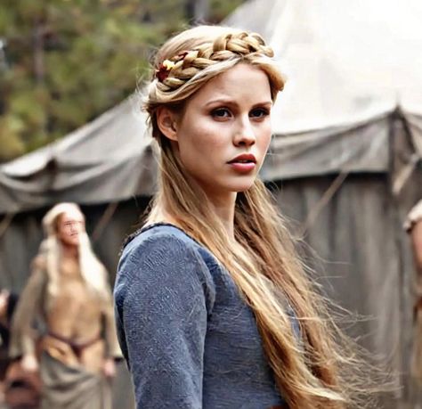 Victorian Era Hairstyles, The Originals Rebekah, Vampire Diaries Rebekah, Rebekah Mikaelson, Viking Braids, Bow Fashion, Viking Clothing, Claire Holt, Aesthetic Tattoo