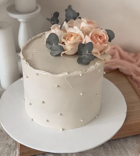 Wedding Cake 1 Tier Beautiful, Simple Neutral Cake, Easy Elegant Cakes Decorating, Simple Cute Birthday Cake For Women, Classic Birthday Cake For Women, Simple 70th Birthday Cake, Minimalist Cake With Flowers, Cake Classes Ideas, Minimal Flower Cake